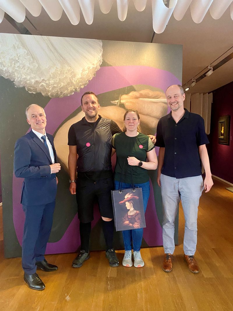 Dr. Martin Faass & Dr. Justus Lange (v.l.n.r.) begrüßen 10.000ste Besucherin in Ausstellung "Rembrandt 1632" 